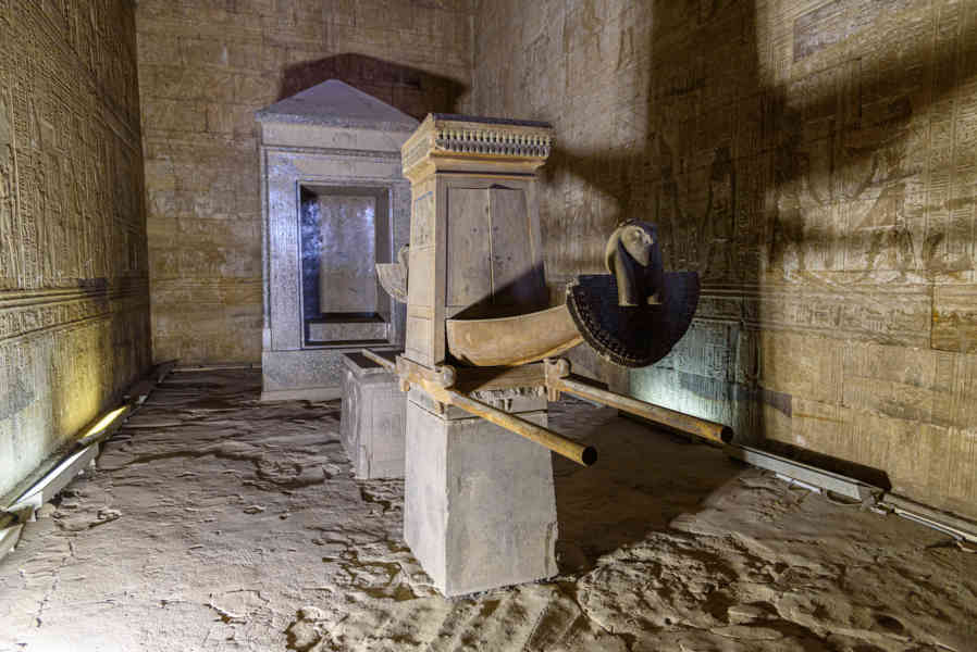 Egipto 166 - Edfu - templo de Horus - Barca Sagrada.jpg